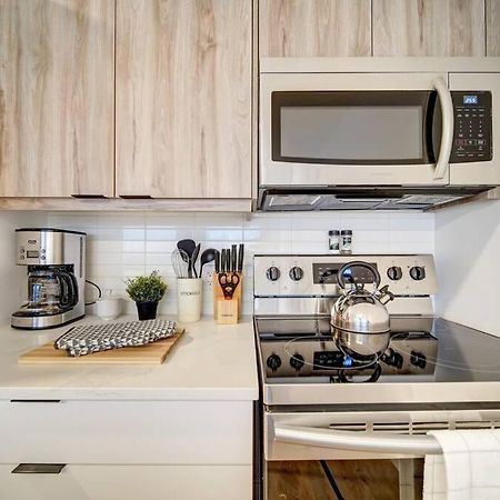 Luxurious Modern 2Br Condo Sleeps 5 Coffee, Ac, Wifi Halifax Eksteriør billede