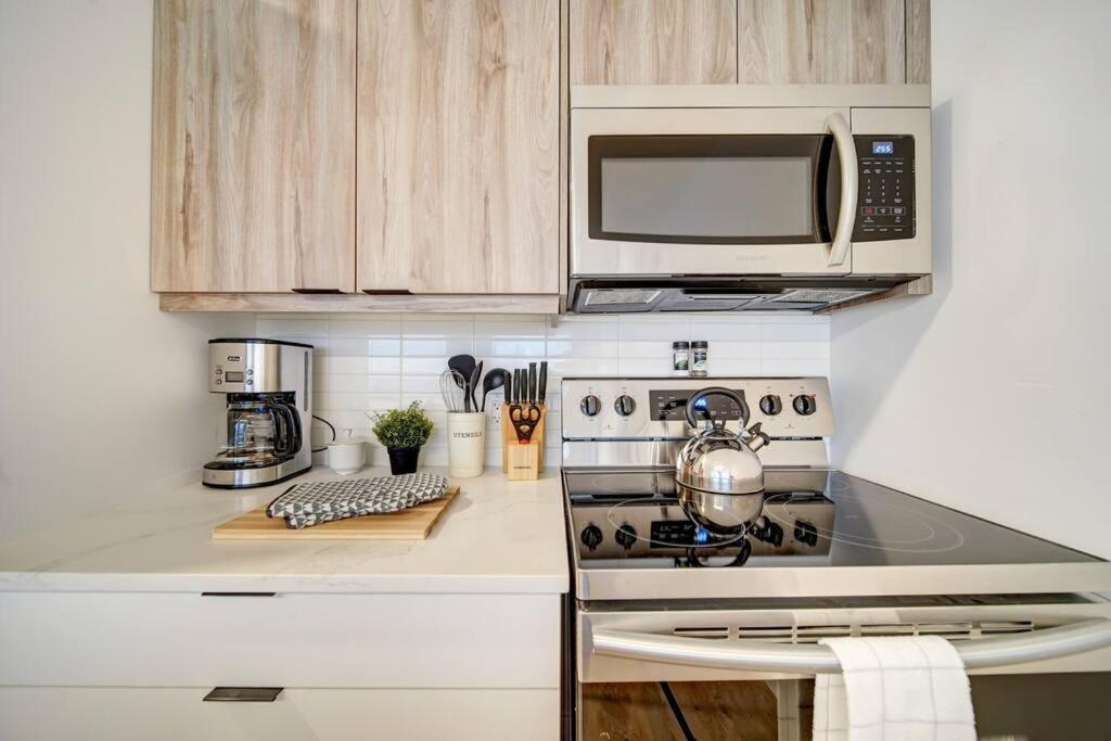 Luxurious Modern 2Br Condo Sleeps 5 Coffee, Ac, Wifi Halifax Eksteriør billede