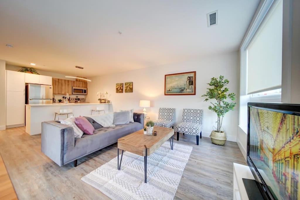 Luxurious Modern 2Br Condo Sleeps 5 Coffee, Ac, Wifi Halifax Eksteriør billede