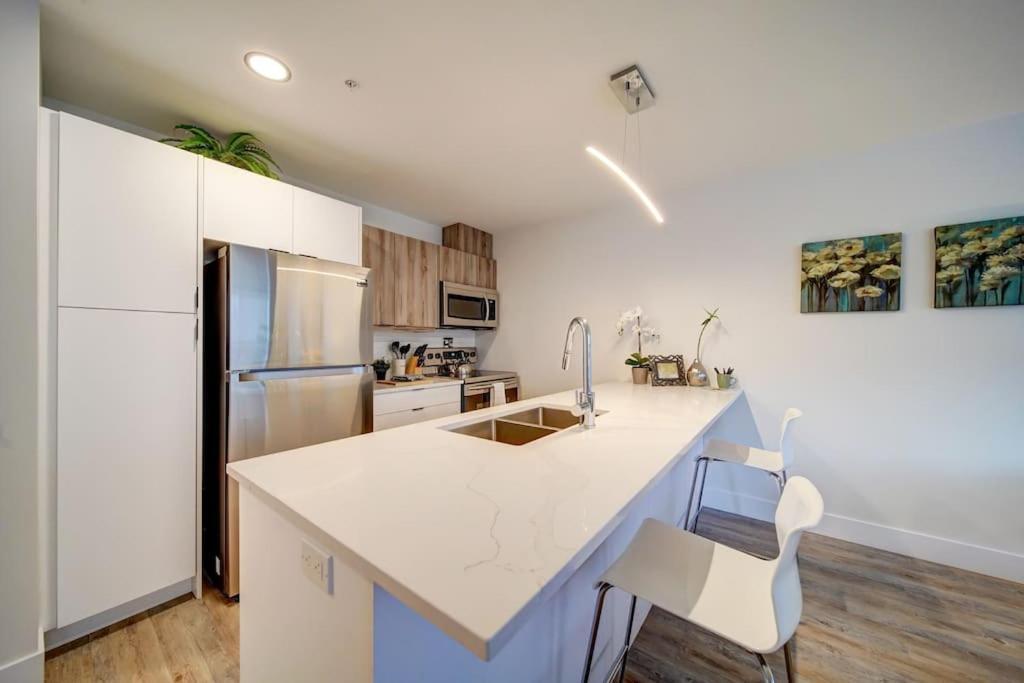Luxurious Modern 2Br Condo Sleeps 5 Coffee, Ac, Wifi Halifax Eksteriør billede