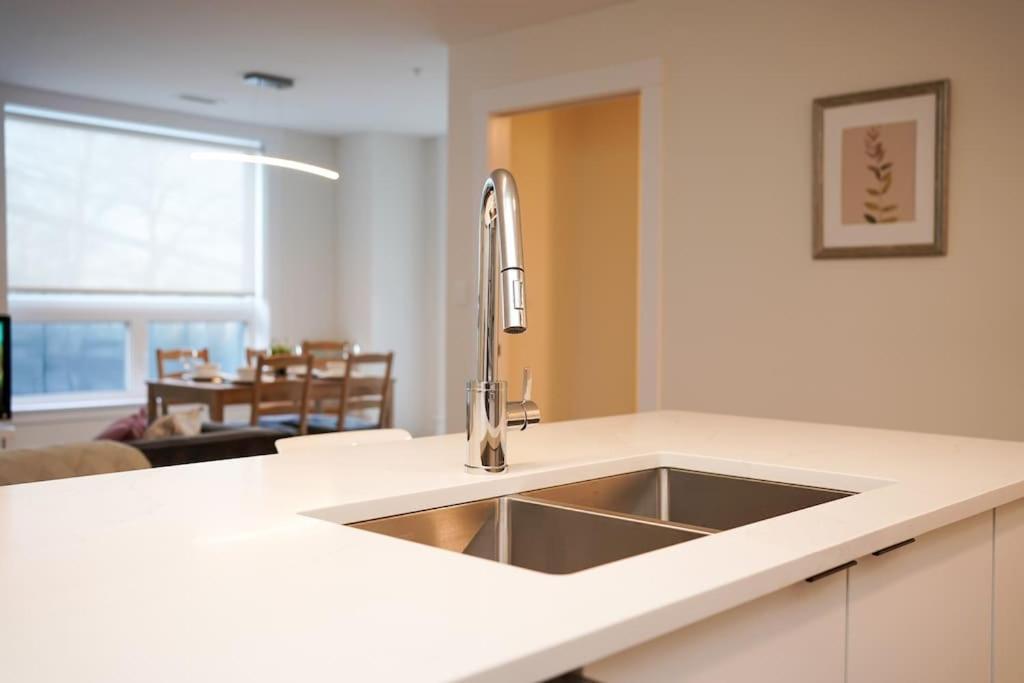Luxurious Modern 2Br Condo Sleeps 5 Coffee, Ac, Wifi Halifax Eksteriør billede