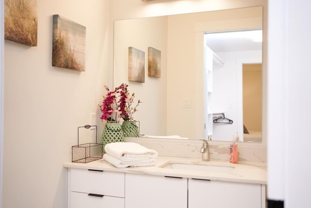 Luxurious Modern 2Br Condo Sleeps 5 Coffee, Ac, Wifi Halifax Eksteriør billede