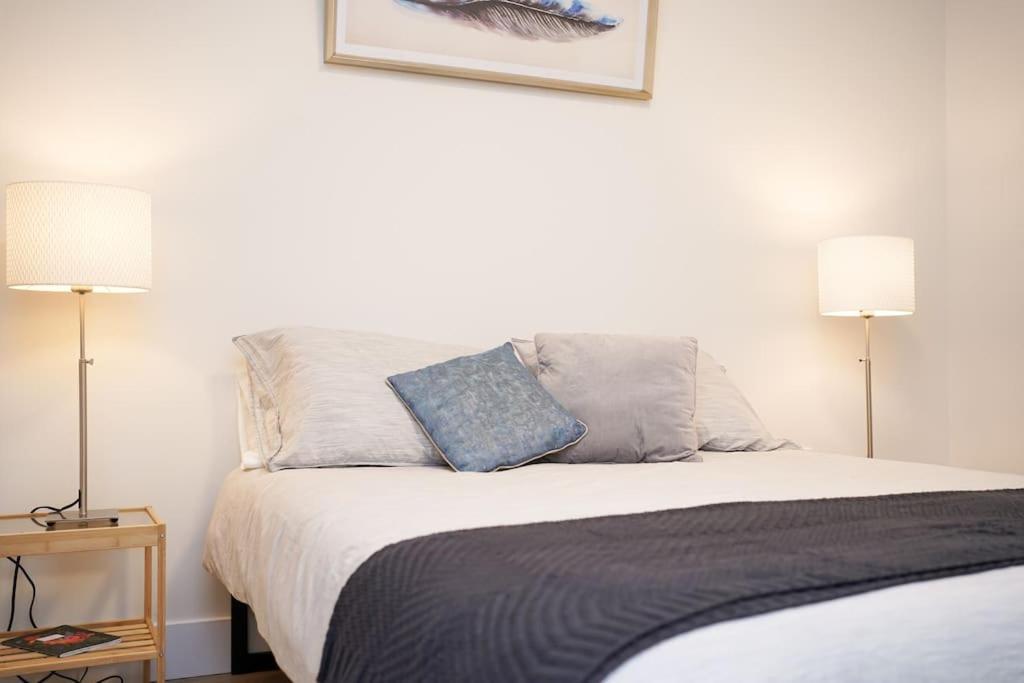 Luxurious Modern 2Br Condo Sleeps 5 Coffee, Ac, Wifi Halifax Eksteriør billede