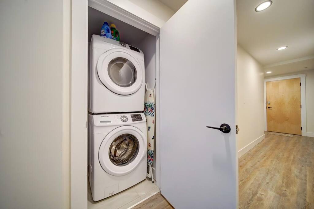 Luxurious Modern 2Br Condo Sleeps 5 Coffee, Ac, Wifi Halifax Eksteriør billede