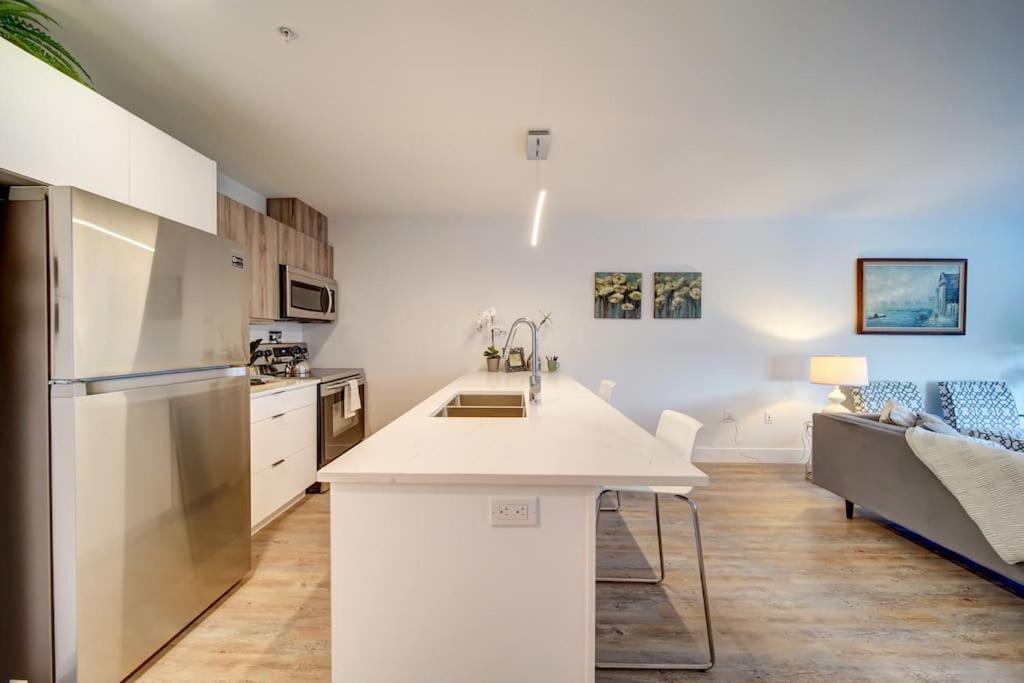 Luxurious Modern 2Br Condo Sleeps 5 Coffee, Ac, Wifi Halifax Eksteriør billede