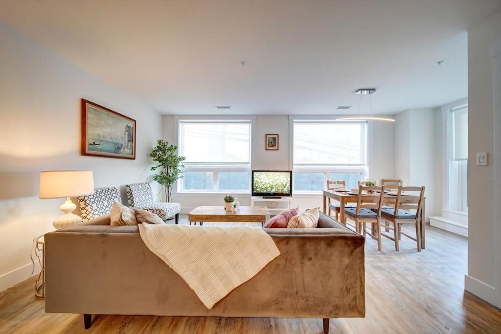 Luxurious Modern 2Br Condo Sleeps 5 Coffee, Ac, Wifi Halifax Eksteriør billede