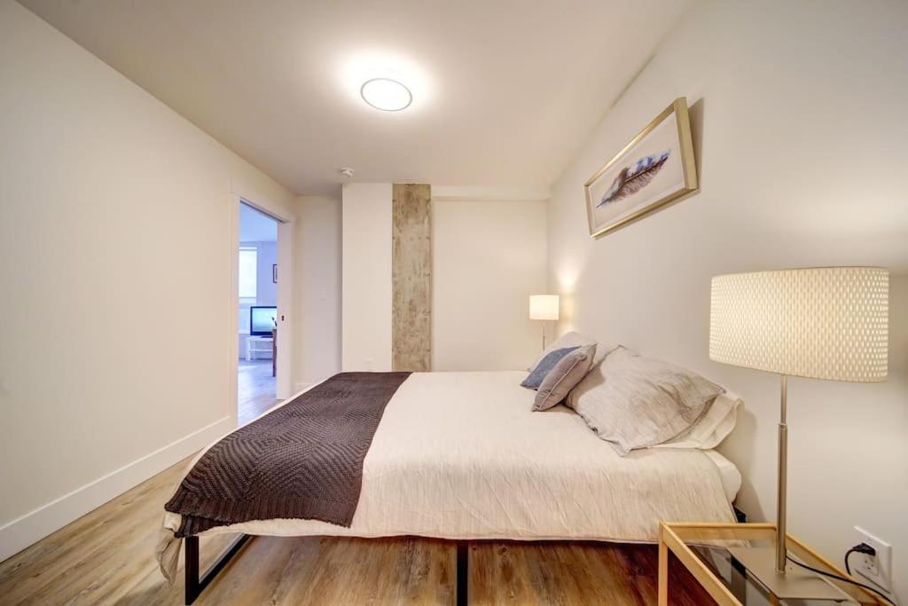Luxurious Modern 2Br Condo Sleeps 5 Coffee, Ac, Wifi Halifax Eksteriør billede